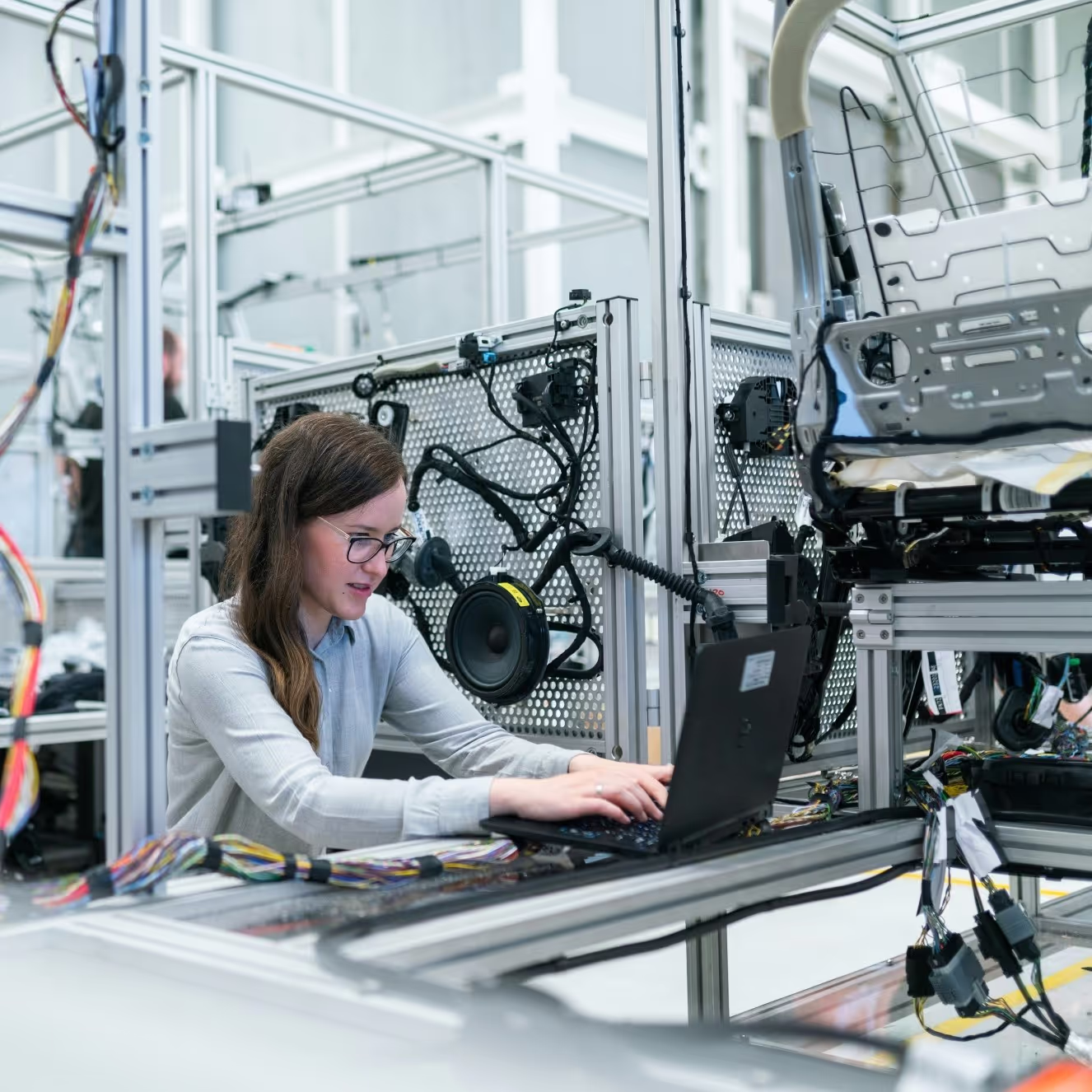 Chercheuse travaillant à l'ordinateur dans un laboratoire d'électromécanique