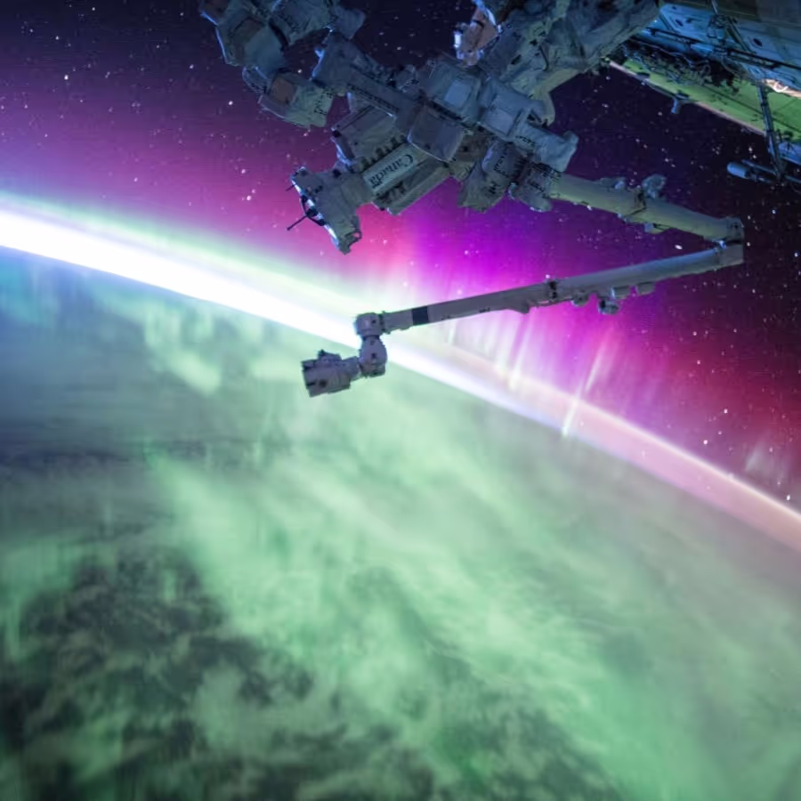 ISS Station spatiale internationale en orbite au dessus de la terre avec bras canadien en évidence